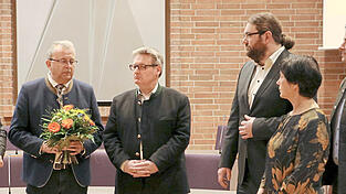Kurz nach der Gratulation: Der Sieger Josef Laumer (l.) und seine beiden Gegenkandidaten Rosi Deser (r.) und Tobias Beck (Dritter von links). Auch MdL Josef Zellmeier gratuliert (Zweiter v. l.).