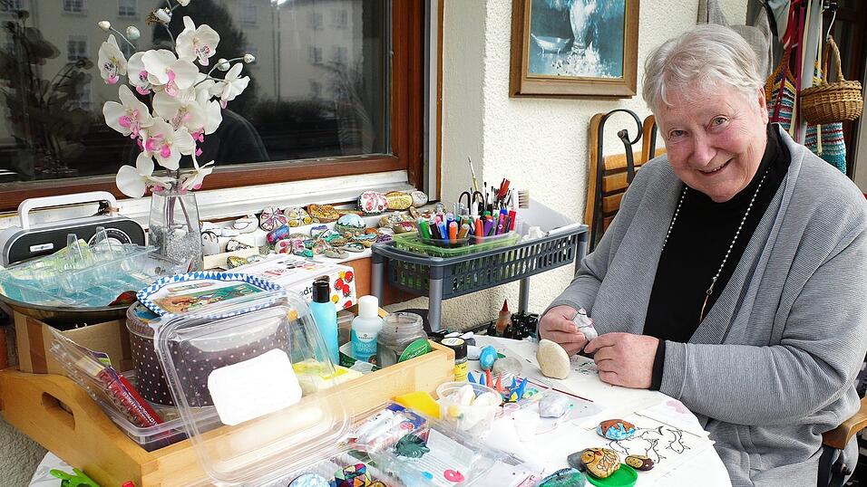 Elke S&ouml;ller in ihrem Atelier