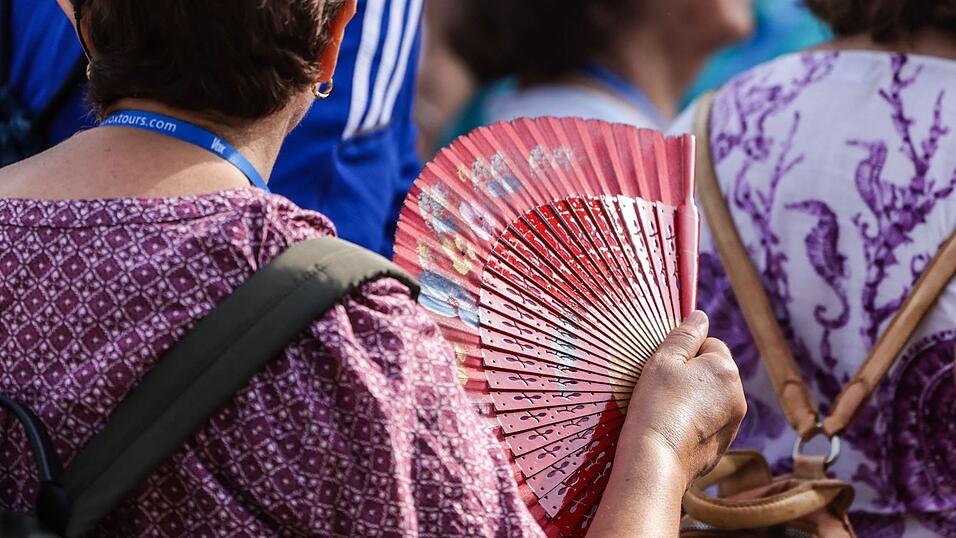 F&uuml;r ein bisschen k&uuml;hleren Wind: Bei Hitze sollen Handf&auml;cher helfen. (Archivbild)
