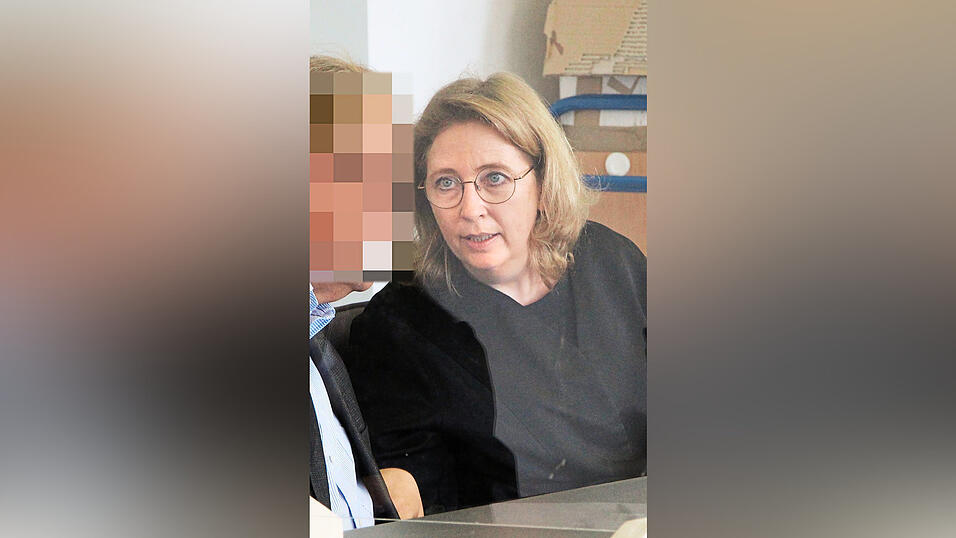 War die auffälligste Figur im Wahlfälschungsprozess: Strafverteidigerin Ricarda Lang. Hier im Gespräch mit Karl B. kurz vor dem Urteil. War die auffälligste Figur im Wahlfälschungsprozess: Strafverteidigerin Ricarda Lang. Hier im Gespräch mit Karl B. kurz vor dem Urteil.