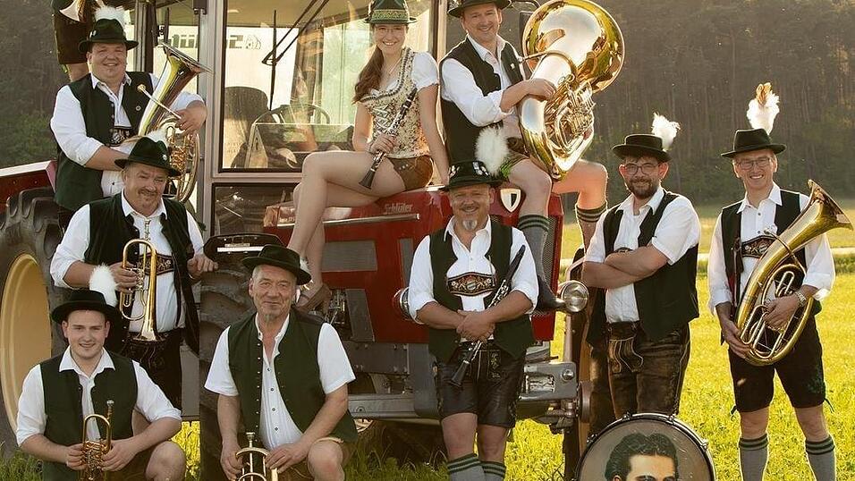 Die Blaskapelle Pfeffer, die bei vielen Festen für Stimmung sorgt, spielt beim Jubiläum der Mediengruppe Attenkofer auf. Die Blaskapelle Pfeffer, die bei vielen Festen für Stimmung sorgt, spielt beim Jubiläum der Mediengruppe Attenkofer auf.