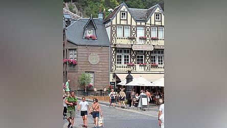 Verwinkelte Gassen und viele Cafés prägen das Stadtbild.