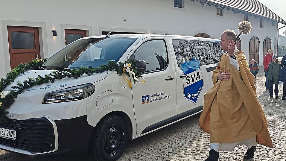 Pfarrer Dirk Roland hat den neuen elektrischen Vereinsbus des SV Altheim gesegnet im Rahmen eines feierlichen Gottesdienstes. Das Fahrzeug soll zukünftig unfallfrei bleiben. Pfarrer Dirk Roland hat den neuen elektrischen Vereinsbus des SV Altheim gesegnet im Rahmen eines feierlichen Gottesdienstes. Das Fahrzeug soll zukünftig unfallfrei bleiben.
