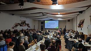 Josef und Silvia Erhard begr&uuml;&szlig;en &uuml;ber 100 Zuh&ouml;rer. &Uuml;ber drei Stunden dauert die Veranstaltung.