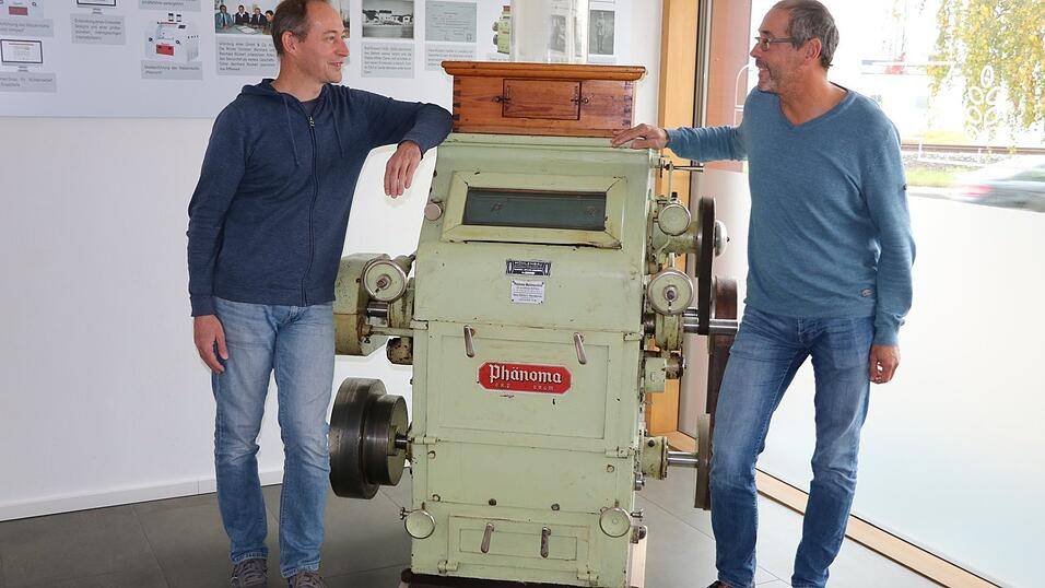 Mit der Mahlmaschine 'Ph&auml;noma' legte der Ur-Gro&szlig;vater der beiden Gesch&auml;ftsf&uuml;hrer Reinhard (l.) und Christian R&uuml;ckert den Grundstein f&uuml;r die Altdorfer Firma, die zahlreiche M&uuml;llerei-Betriebe fit f&uuml;r die Zukunft gemacht hat.