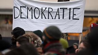 Laut einer Untersuchung unter 137 Staaten - Deutschland ist nicht darunter - ger&auml;t die Demokratie weltweit zunehmend unter Druck. (Archivbild)