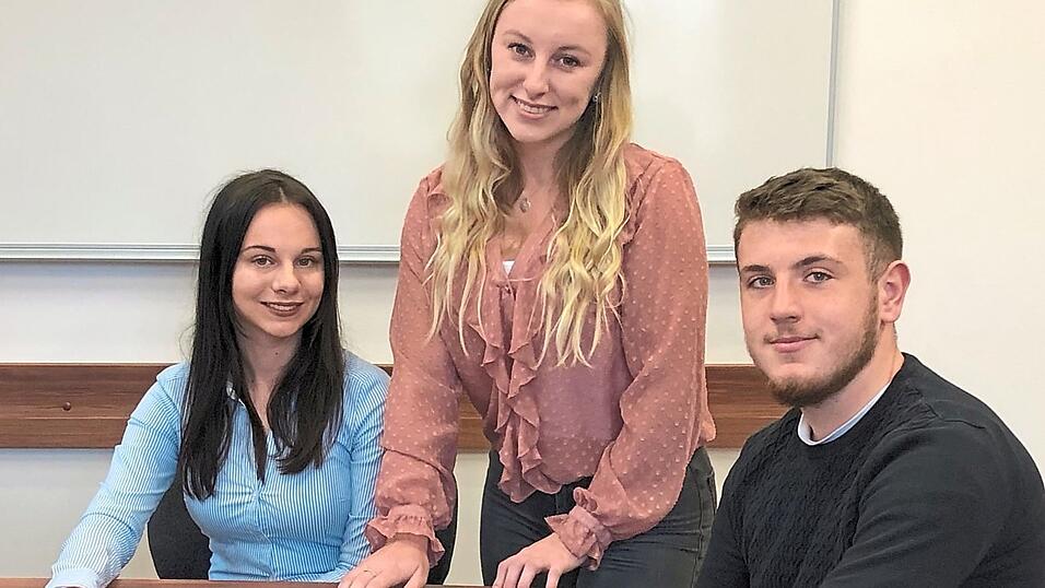 Projekt-Besprechung bei den angehenden Kaufmännischen Assistenten. Projekt-Besprechung bei den angehenden Kaufmännischen Assistenten.