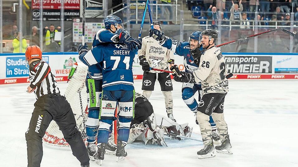 Bis hierher und nicht weiter: Nicolas Mattinen wird am Sonntag im Heimspiel gegen Köln für das zwischenzeitliche 3:1 gefeiert. Danach geht allerdings nicht mehr viel für die Straubinger, die nicht nur die Partie, sondern auch noch Parker Tuomie wegen einer Knieverletzung verlieren. Bis hierher und nicht weiter: Nicolas Mattinen wird am Sonntag im Heimspiel gegen Köln für das zwischenzeitliche 3:1 gefeiert. Danach geht allerdings nicht mehr viel für die Straubinger, die nicht nur die Partie, sondern auch noch Parker Tuomie wegen einer Knieverletzung verlieren.