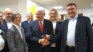 Der Investor überraschte bei der Schlüsselübergabe an das BRK mit mehreren rustikalen Überbleibseln alter Türschlösser. Der Investor überraschte bei der Schlüsselübergabe an das BRK mit mehreren rustikalen Überbleibseln alter Türschlösser.