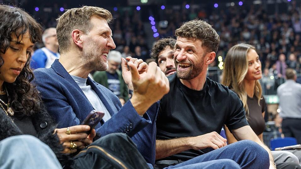 Der Promi-Faktor war gegeben: Dirk Nowitzki (l) und Thomas M&uuml;ller am Spielfeldrand.