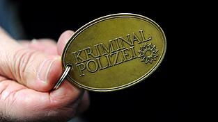 Die beiden Männer gaben sich als Einsatzkräfte der Kriminalpolizei Regensburg aus. Die beiden Männer gaben sich als Einsatzkräfte der Kriminalpolizei Regensburg aus.