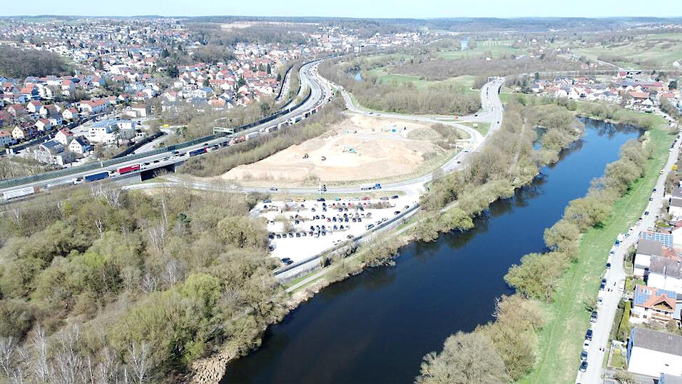 Lappersdorfer Kreisel mit Blick auf die B 16.