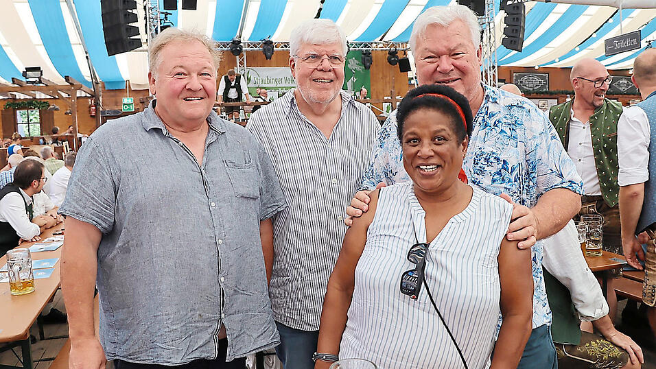 Sind erklärte Fans der Straubinger Volksfestmusikanten (v.l.): Prof. Wolfram Arndt, Professor für Posaune an der Musikhochschule München, Prof. Ehrhard Wetz, Professor für Posaune an der Musikhochschule Mannheim, Willi Staller, ehemals Hochschullehr- und Orchesterkollege im NDR-Sinfonieorchester Hamburg, der heute auf den Seychellen lebt, mit seiner Frau Josiane.