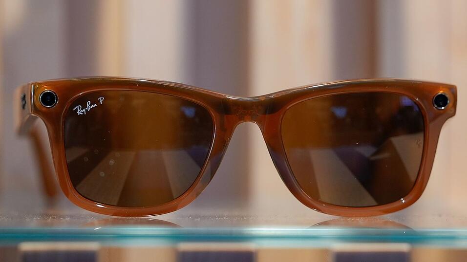 Die Meta-Brillen sind mit Kamera, Mikrofon und Lautsprechern ausgestattet. (Archivbild) Die Meta-Brillen sind mit Kamera, Mikrofon und Lautsprechern ausgestattet. (Archivbild)