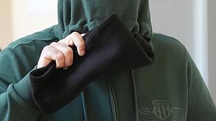 Es ist bereits der zweite Prozesstag, an dem der Zeuge befragt wird.