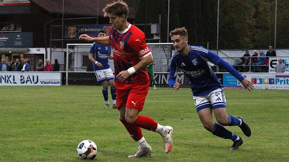 Mit dem siebten Saisonsieg untermauert der 1. FC Bad Kötzting (in Rot) seine gute Position im oberen Tabellendrittel. Mit dem siebten Saisonsieg untermauert der 1. FC Bad Kötzting (in Rot) seine gute Position im oberen Tabellendrittel.