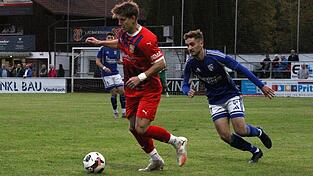 Mit dem siebten Saisonsieg untermauert der 1. FC Bad Kötzting (in Rot) seine gute Position im oberen Tabellendrittel. Mit dem siebten Saisonsieg untermauert der 1. FC Bad Kötzting (in Rot) seine gute Position im oberen Tabellendrittel.