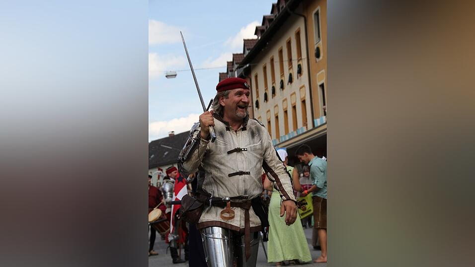 Die schönsten Augenblicke des historischen Drachenstich-Festzuges 2016. Die schönsten Augenblicke des historischen Drachenstich-Festzuges 2016.