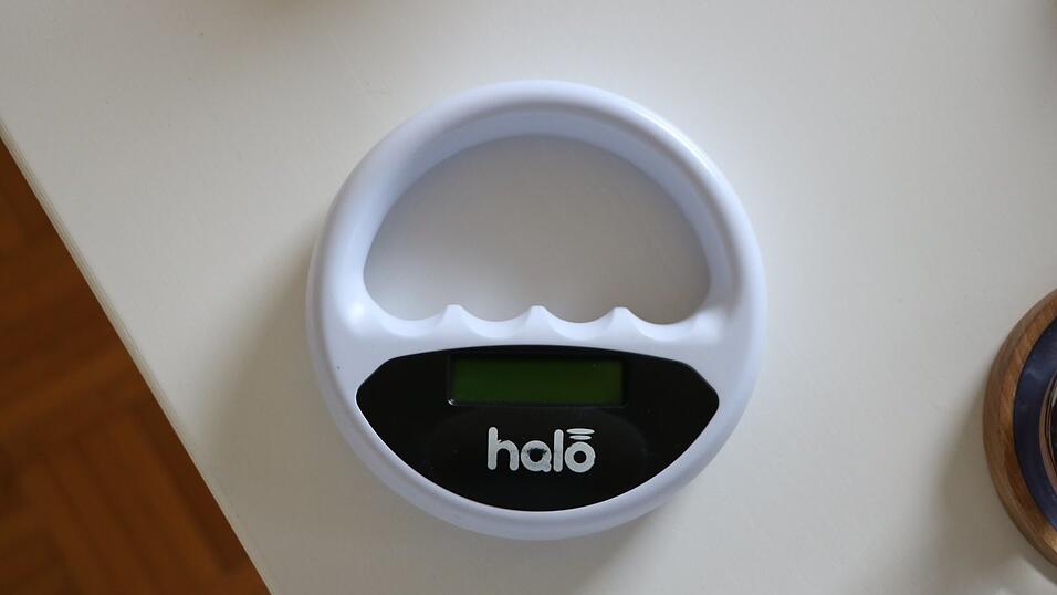 Das Chipleseger&auml;t hilft Monika Meyer bei der Besitzersuche.