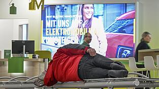 Der 42-Jährige erhielt am Münchner Flughafen nach mehreren Platzverweisen ein Hausverbot. Da der obdachlose Mann sich nicht daran hielt, wurde er festgenommen und kam in U-Haft. Dort blieb er. (Symbolbild)