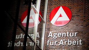 Die Zahl der Arbeitslosen in Deutschland ist im April nur geringf&uuml;gig gesunken. (Archivbild)