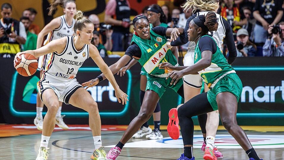 Leonie Fiebich und die deutschen Basketballerinnen stehen bei der Heim-WM in der Zwischenrunde. Leonie Fiebich und die deutschen Basketballerinnen stehen bei der Heim-WM in der Zwischenrunde.