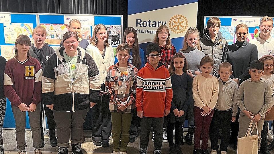 Die Sieger des Malwettbewerbs mit den Jurymitgliedern.