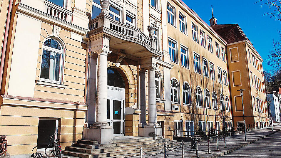 72,5 Millionen Euro wurden als Grobkosten f&uuml;r die Generalsanierung beziehungsweise einen Neubau der Fachoberschule Landshut veranschlagt. Geld, das die Stadt wohl auch langfristig nicht wird aufbringen k&ouml;nnen. Wie k&ouml;nnte eine L&ouml;sung aussehen? 'Unser Wunsch w&auml;re, dass nach der BOS auch die FOS in den Zweckverband Berufliche Schulen aufgenommen werden w&uuml;rde', sagt Schulleiter Georg Aigner.
