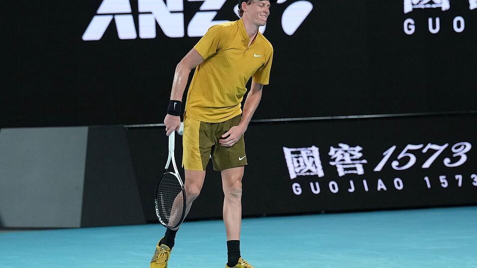 Jannik Sinner litt im heißen Melbourne unter Krämpfen. Jannik Sinner litt im heißen Melbourne unter Krämpfen.