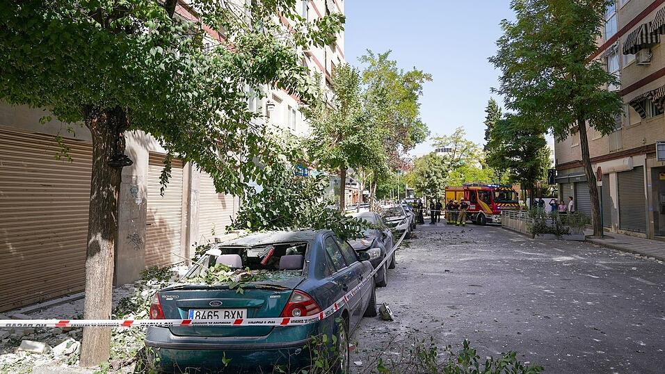 In Granada gab es bei einem weiteren mittelschweren Erdbeben vor allem Schäden durch herabfallende Fassaden- und Dachtrümmer. In Granada gab es bei einem weiteren mittelschweren Erdbeben vor allem Schäden durch herabfallende Fassaden- und Dachtrümmer.