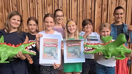 Mit Drachenspardosen, Werbeplakaten und Drachen-Tontalern hoffen die Buben und M&auml;dchen des historischen Kinderfestes auf ein entsprechendes Sammelergebnis.