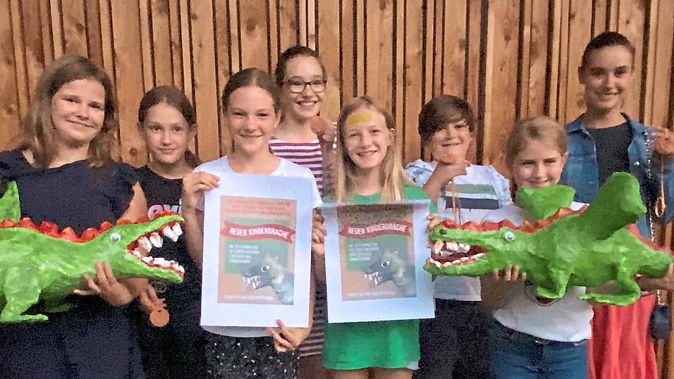 Mit Drachenspardosen, Werbeplakaten und Drachen-Tontalern hoffen die Buben und Mädchen des historischen Kinderfestes auf ein entsprechendes Sammelergebnis. Mit Drachenspardosen, Werbeplakaten und Drachen-Tontalern hoffen die Buben und Mädchen des historischen Kinderfestes auf ein entsprechendes Sammelergebnis.