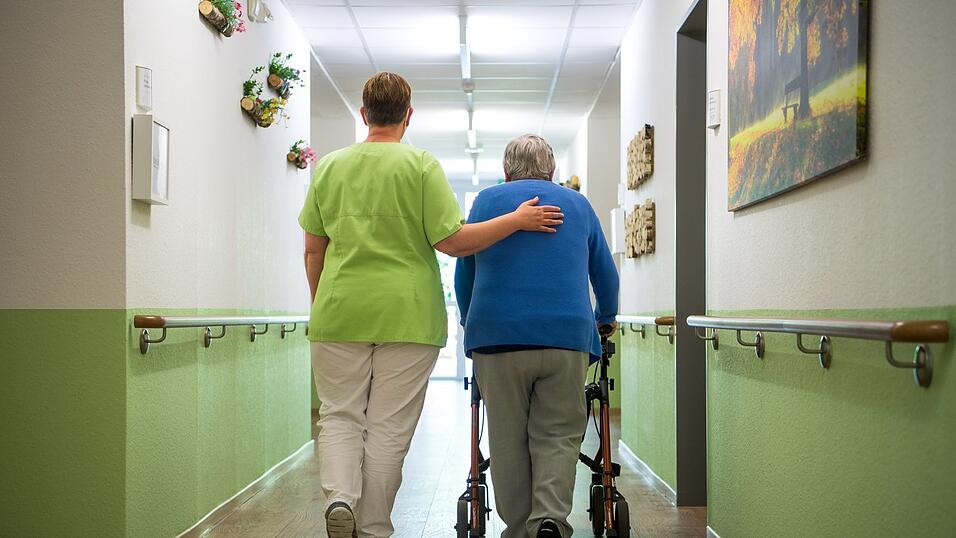 Die Staatsregierung will den Pflegeberuf attraktiver machen, indem sie die Selbstverwaltung der Berufsgruppe stärkt - zumindest ein bisschen. Die Staatsregierung will den Pflegeberuf attraktiver machen, indem sie die Selbstverwaltung der Berufsgruppe stärkt - zumindest ein bisschen.