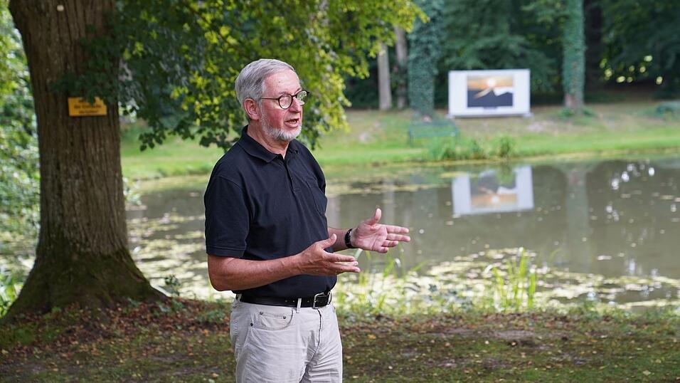 Joachim Czichon erörterte im Rahmen der Vernissage die positive Dynamik der Fotogruppe Ergolding. Joachim Czichon erörterte im Rahmen der Vernissage die positive Dynamik der Fotogruppe Ergolding.