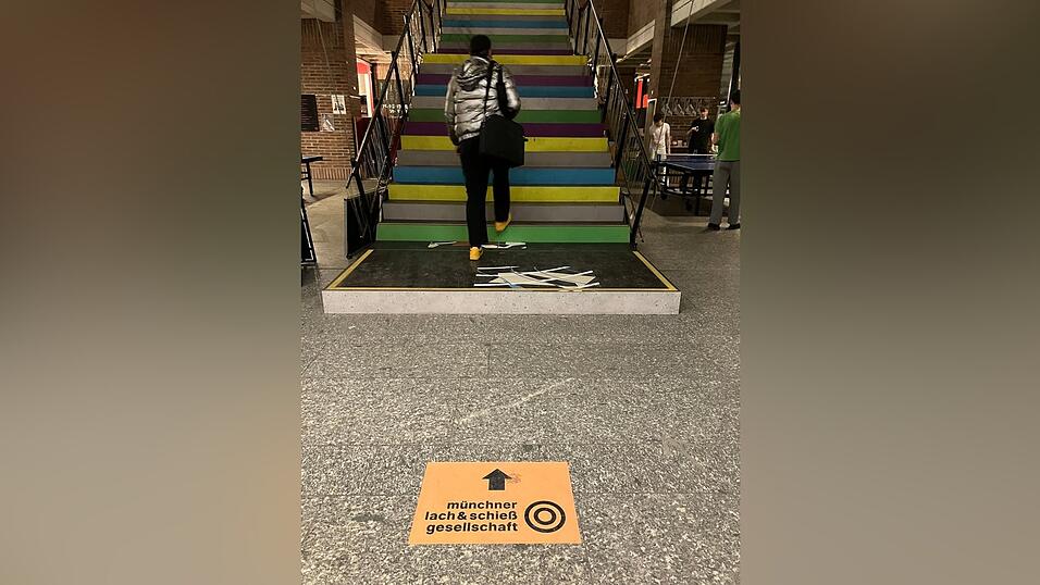 Wegweiser f&uuml;hren zur B&uuml;hne der Lach- und Schie&szlig;gesellschaft im fr&uuml;heren Gasteig.