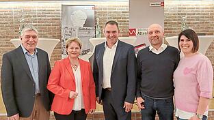 Moderator Georg Soller (v.l.), die Landratskandidaten Claudia Geilersdorfer und Alfred Holzner mit den Veranstaltern Klaus und Julia Seisenberger. Moderator Georg Soller (v.l.), die Landratskandidaten Claudia Geilersdorfer und Alfred Holzner mit den Veranstaltern Klaus und Julia Seisenberger.