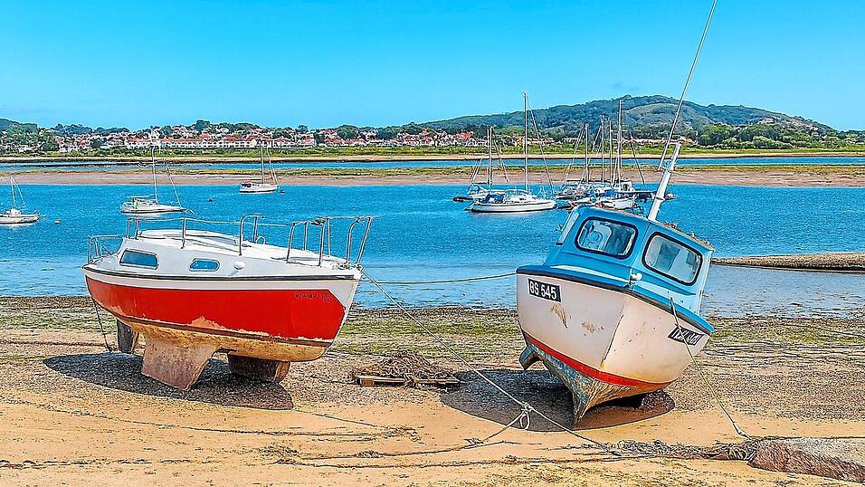Ebbe am Conwy River: Die Boote an Land warten auf ihren n&auml;chsten Einsatz bei Flut.