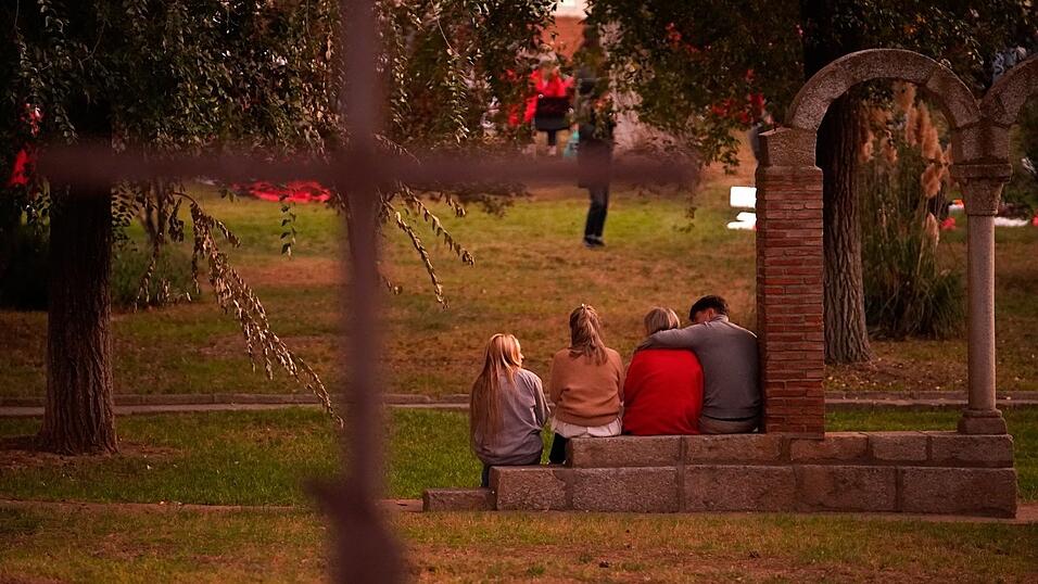 Angehörige bangen weiter um vermisste Familienmitglieder Angehörige bangen weiter um vermisste Familienmitglieder