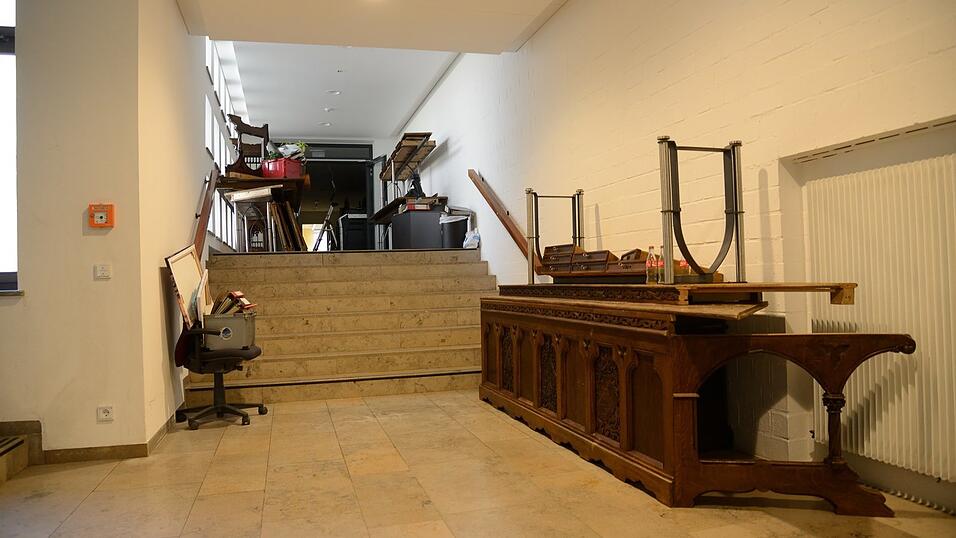 Möbel aus dem Blauen Salon, die gerettet werden konnten. Möbel aus dem Blauen Salon, die gerettet werden konnten.
