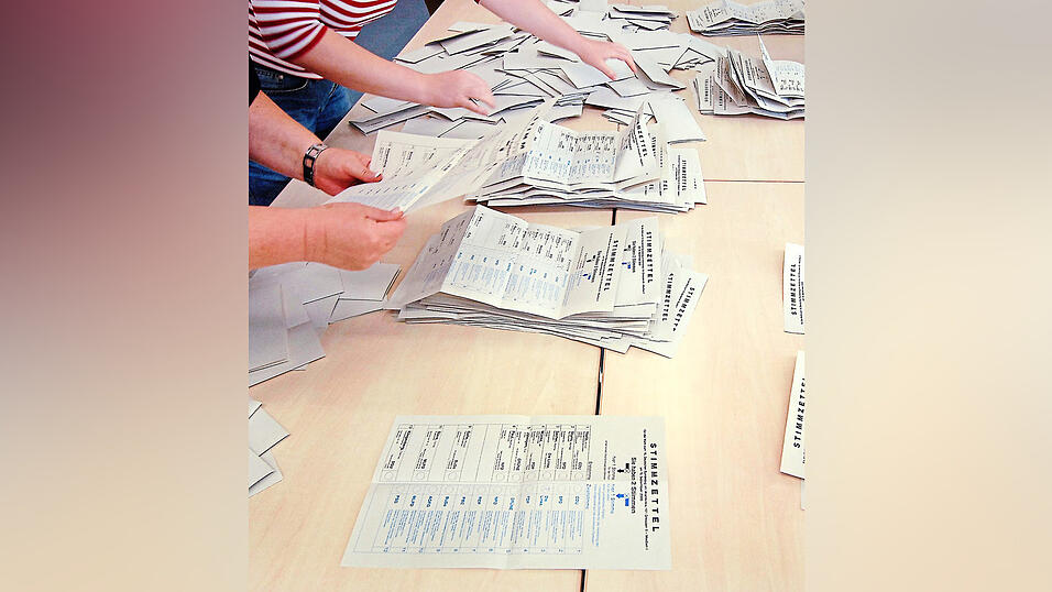 Nach 18 Uhr zählen die Wahlhelfer die Stimmen aus. Nach 18 Uhr zählen die Wahlhelfer die Stimmen aus.
