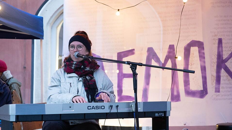 Ronja K&uuml;nstler spielte und sang.