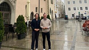 Dennis Schötz (l.) diskutierte mit Johannes Just über Vor- und Nachteile von Liveübertragungen von Stadtratssitzungen. Dennis Schötz (l.) diskutierte mit Johannes Just über Vor- und Nachteile von Liveübertragungen von Stadtratssitzungen.