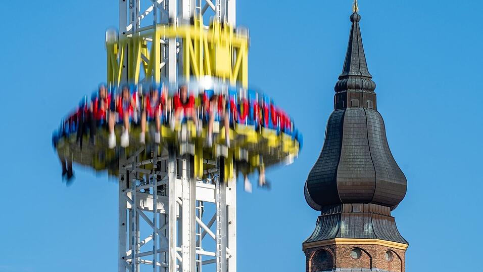 Ein Vergnügungspark lockt mit rund 130 Fahrgeschäften. (Archivbild) Ein Vergnügungspark lockt mit rund 130 Fahrgeschäften. (Archivbild)