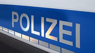 Mit einer erfundenen Krebsdiagnose erbeuten Betrüger von einer Seniorin über 100.000 Euro. (Symbolbild) Mit einer erfundenen Krebsdiagnose erbeuten Betrüger von einer Seniorin über 100.000 Euro. (Symbolbild)