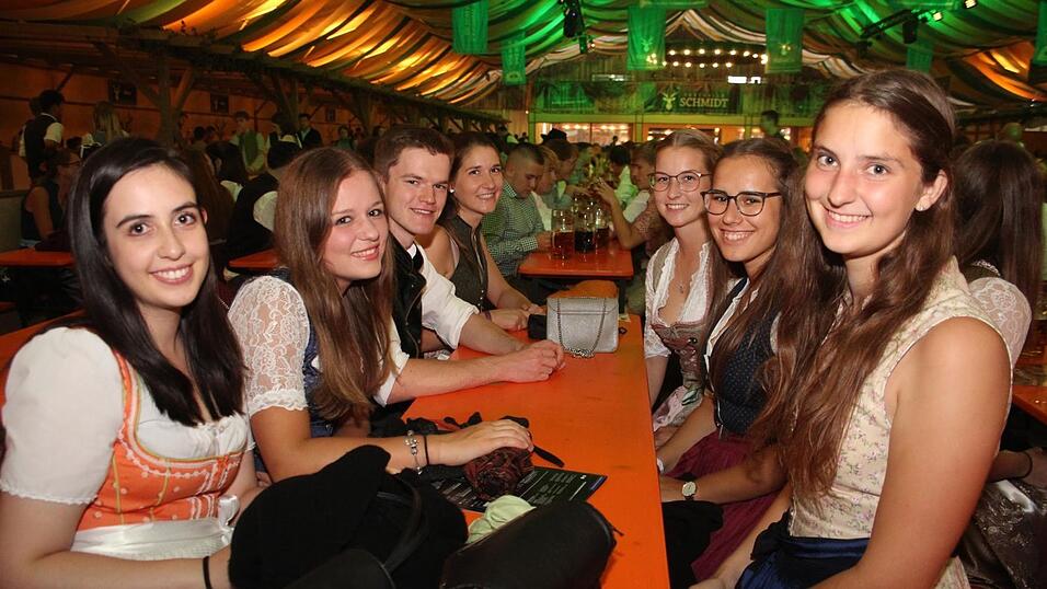 Auch am Samstagabend strömten viele Landshuter zur Dult. Auch am Samstagabend strömten viele Landshuter zur Dult.