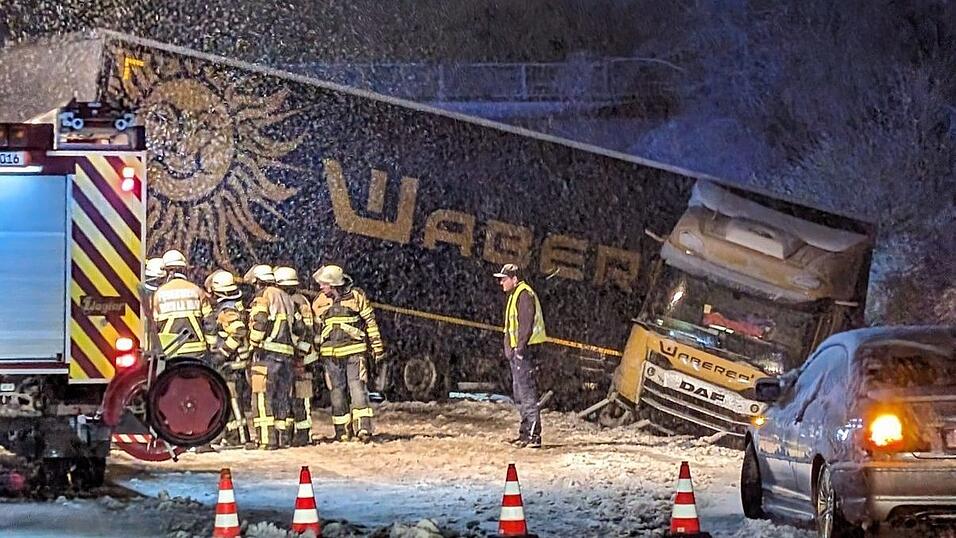Am Montagabend gegen 21.30 Uhr kam ein Lastwagen aufgrund des Schneefalls auf der A3 von der Fahrbahn ab.