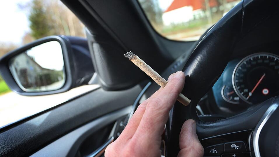 Wer Cannabis geraucht und Alkohol getrunken hat, soll kein Auto mehr fahren dürfen. (Symbolbild)