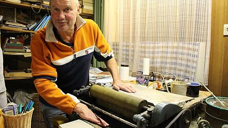 Früher, erzählt Buchbinder Hubert Wünsche, hat er seine Anleimmaschine noch angeworfen, um die Einbände seiner Bücher zusammenzuleimen. Heute nimmt er weniger Aufträge entgegen, da ist es besser, von Hand zu leimen. Früher, erzählt Buchbinder Hubert Wünsche, hat er seine Anleimmaschine noch angeworfen, um die Einbände seiner Bücher zusammenzuleimen. Heute nimmt er weniger Aufträge entgegen, da ist es besser, von Hand zu leimen.