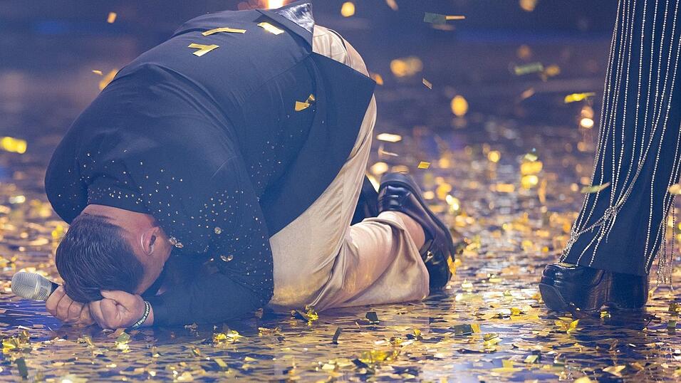 Gold und Glück: Menowin Fröhlich fällt nach der Entscheidung auf die Knie. Gold und Glück: Menowin Fröhlich fällt nach der Entscheidung auf die Knie.