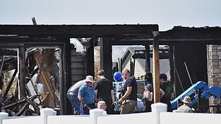 Die Bergung der Opfer aus dem abgebrannten Haus gestaltete sich schwierig. Die Bergung der Opfer aus dem abgebrannten Haus gestaltete sich schwierig.